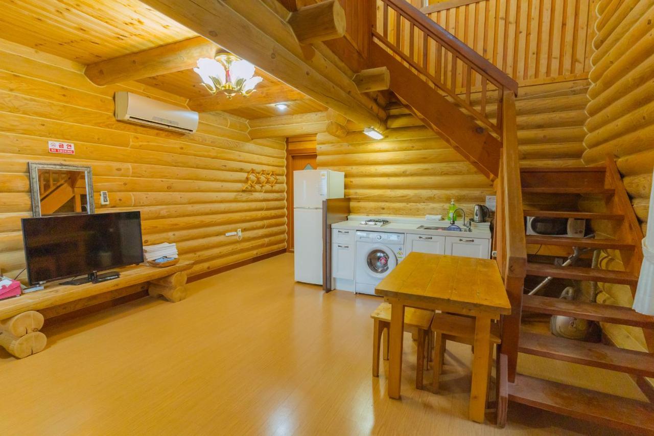 Jungmun Log Pension&Resort Seogwipo Bagian luar foto