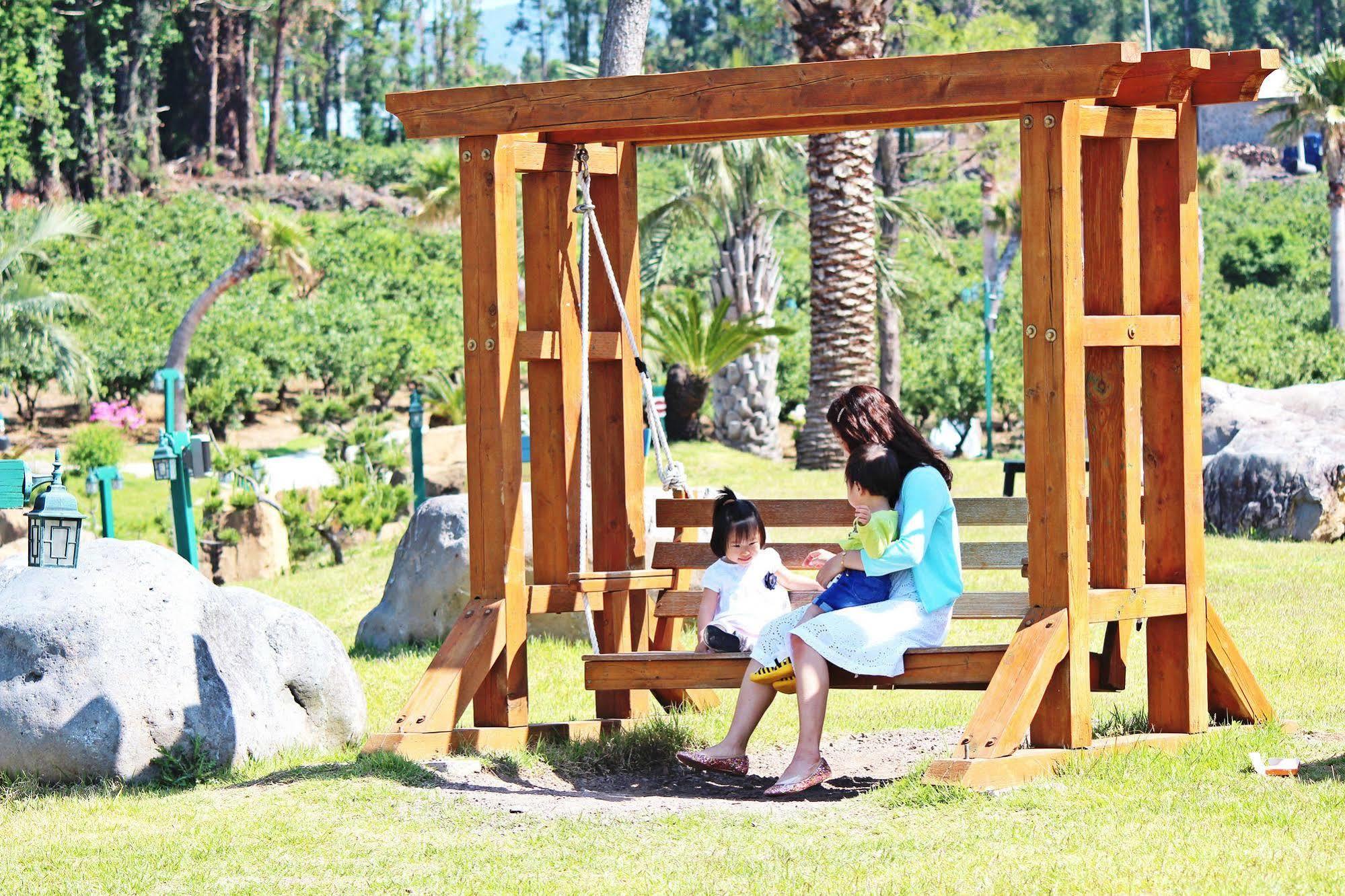Jungmun Log Pension&Resort Seogwipo Bagian luar foto